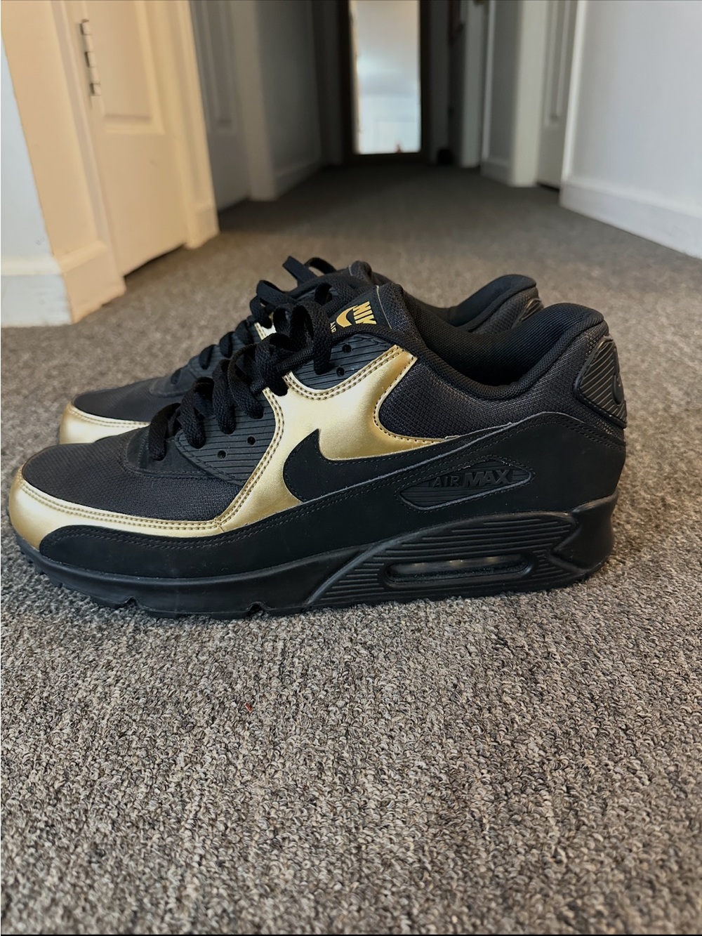 Nike Men's Black and Gold Air Max Low-Top Sneakers